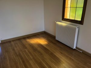 7.Pose-parquet-en-chaine-massif-verni